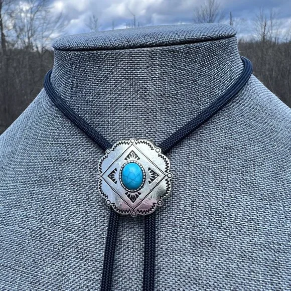 Classic Southwestern Style Bolo Tie Black Cord Dangling Arrow Tips - Picture 5 of 7